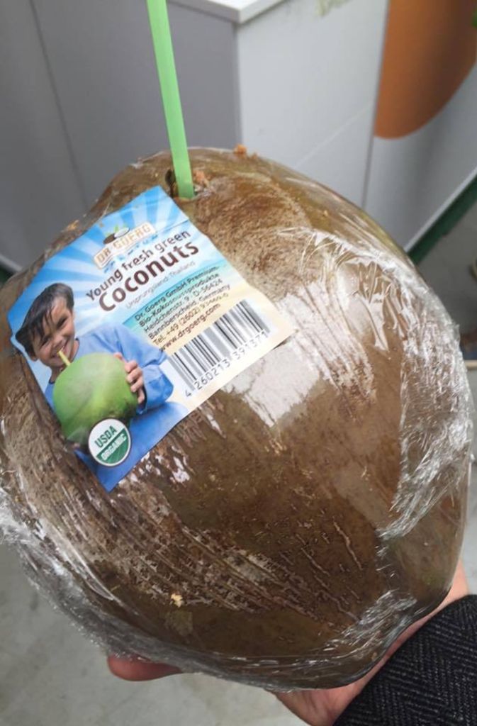 Hagen Hübel hat diese eingeschweißte Kokosnuss auf der „VeggieWorld“ in München gefunden und schreibt auf Facebook dazu: „Fühlt sich irgendwie falsch an“.
