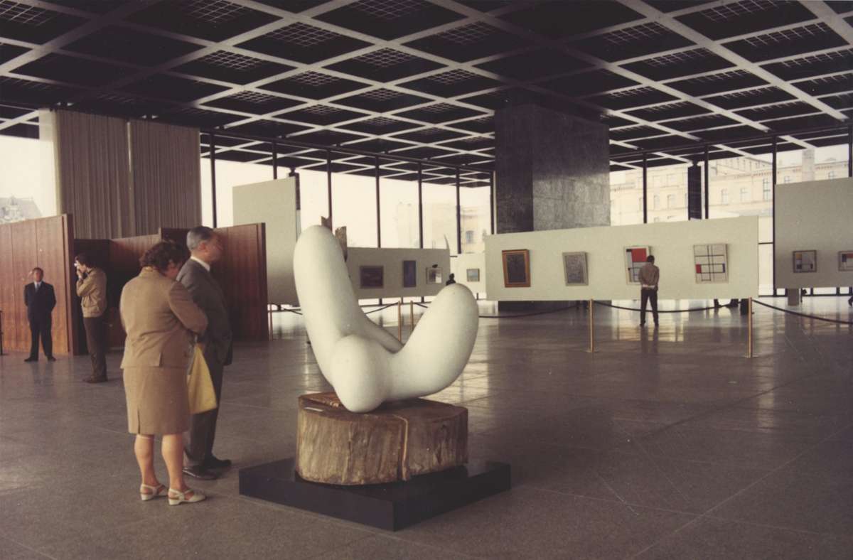 Die enorme gläserne Halle zu bespielen, stellte seit jeher für Künstler und Kuratoren eine Herausforderung dar: Eröffnungsausstellung September 1968