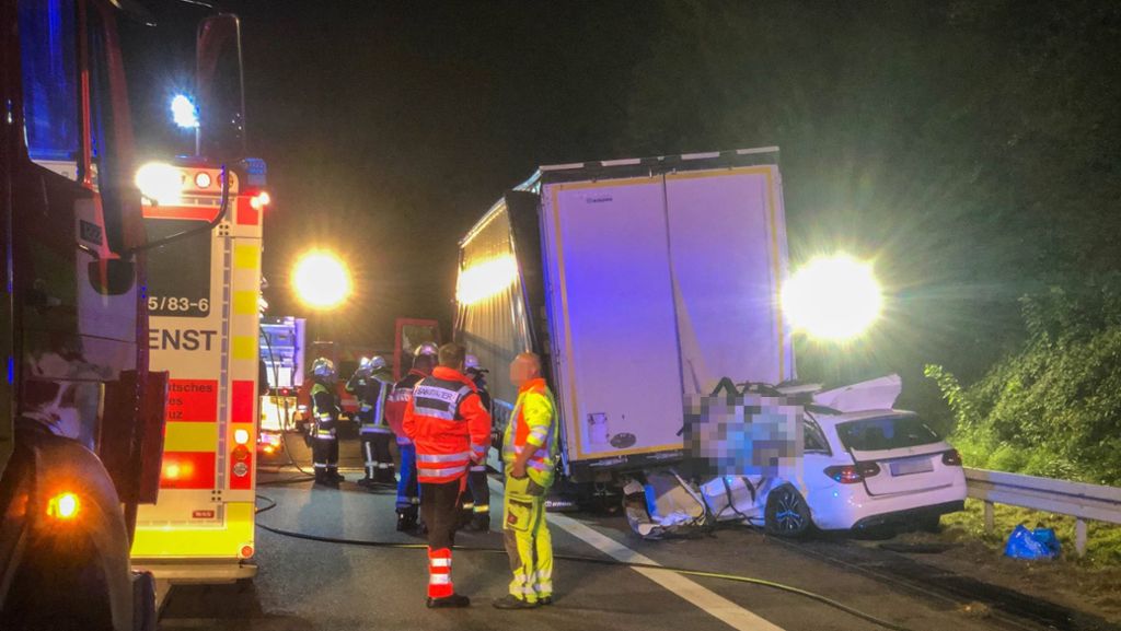 Unfall auf A8 bei Kirchheim: A8 nach heftigem Crash voll gesperrt