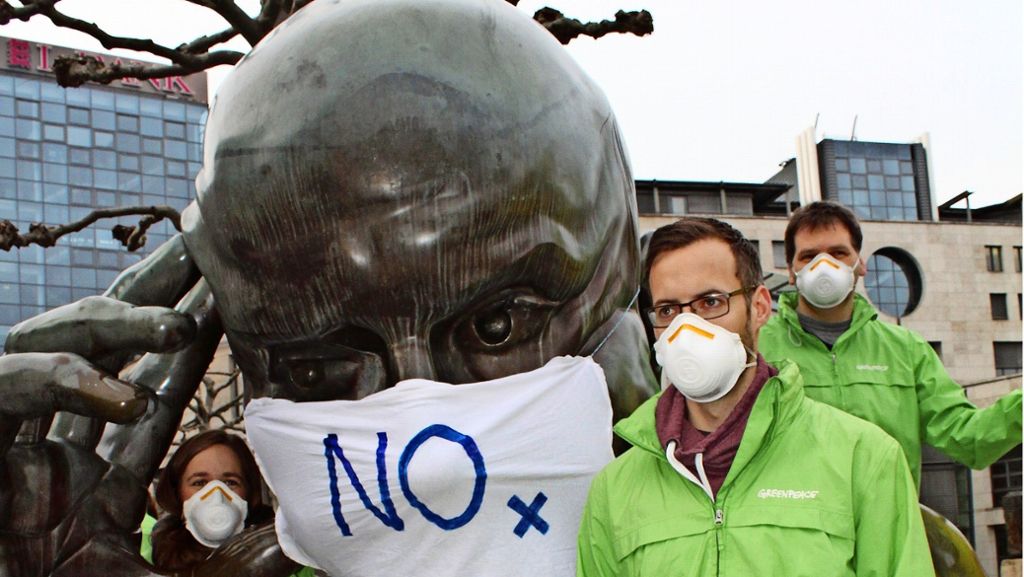 Aktion in Stuttgart-Mitte: Greenpeace verpasst dem Denker eine Atemmaske