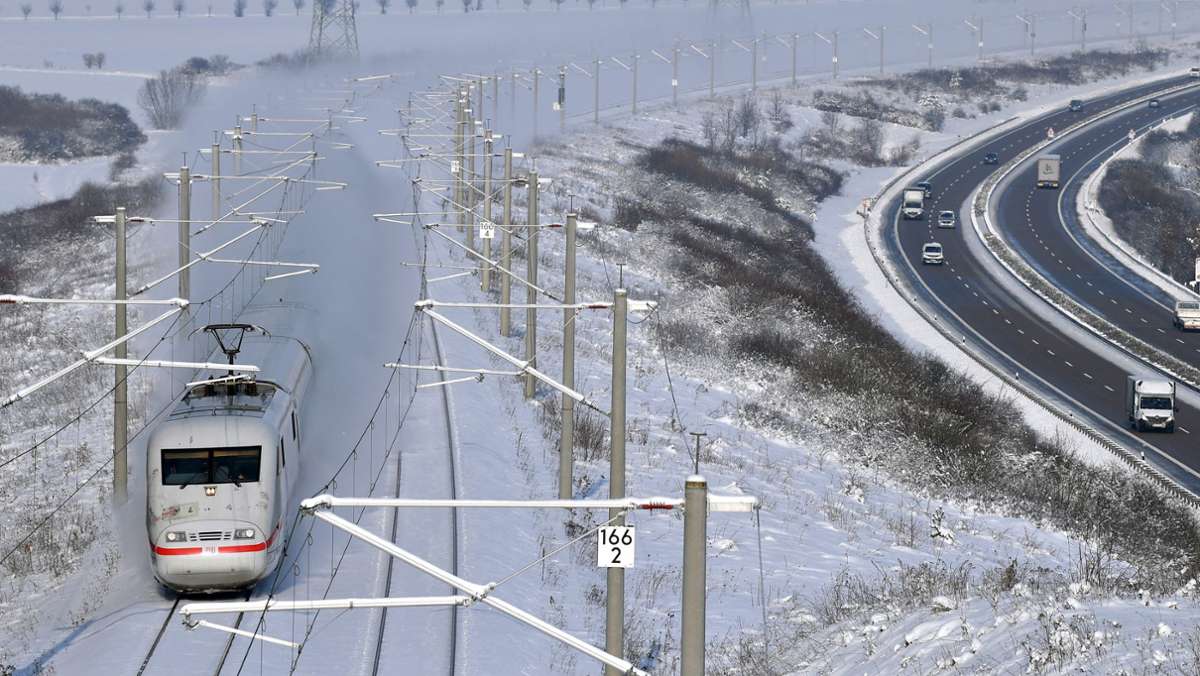  Während des Schneechaos in Teilen Deutschlands kam es zu großen Einschränkungen im Zugverkehr. Nun gibt die Deutsche Bahn Entwarnung. Fast alle Strecken werden wieder normal befahren. 
