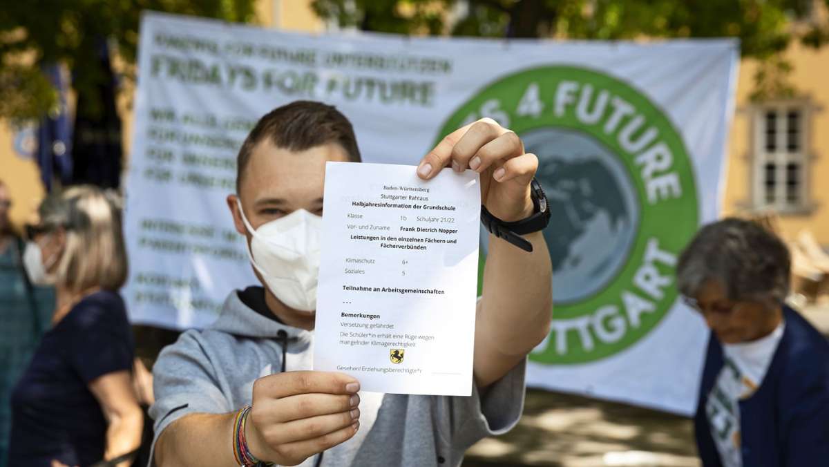  Bei einer Veranstaltung von Fridays for Future erhält Stuttgarts OB Frank Nopper sechs Monate nach Amtsantritt von den Klimaaktivisten ein mangelhaftes Klimaschutz-Zeugnis. 