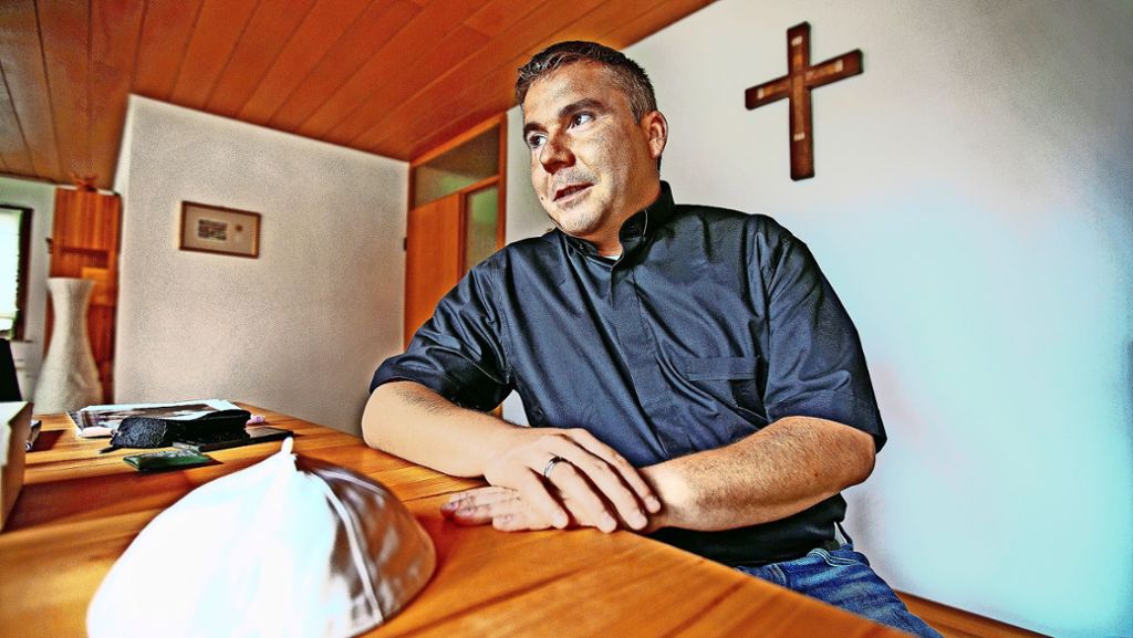 Esslingen: Warum ein Pfarrer plötzlich Kundendienst für eine Fluglinie war