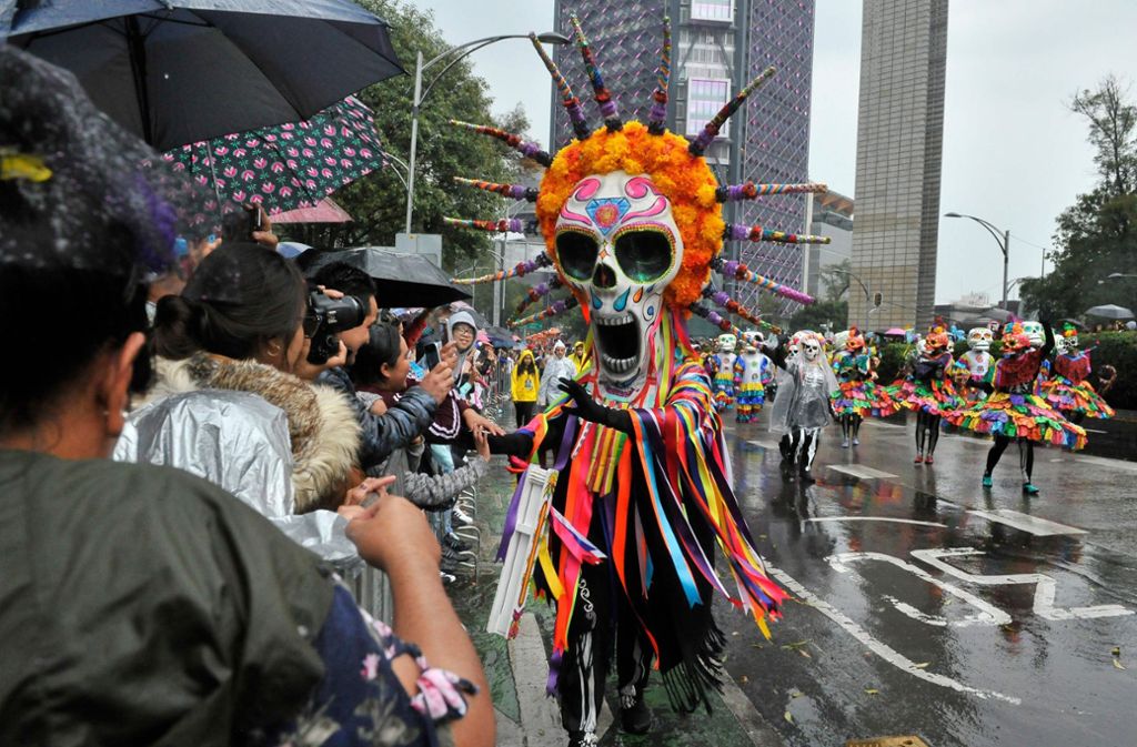 Die Feier in Mexiko-Stadt umfasst den Tag der Toten, Halloween und Allerheiligen und dauert insgesamt mehr als zwei Wochen.