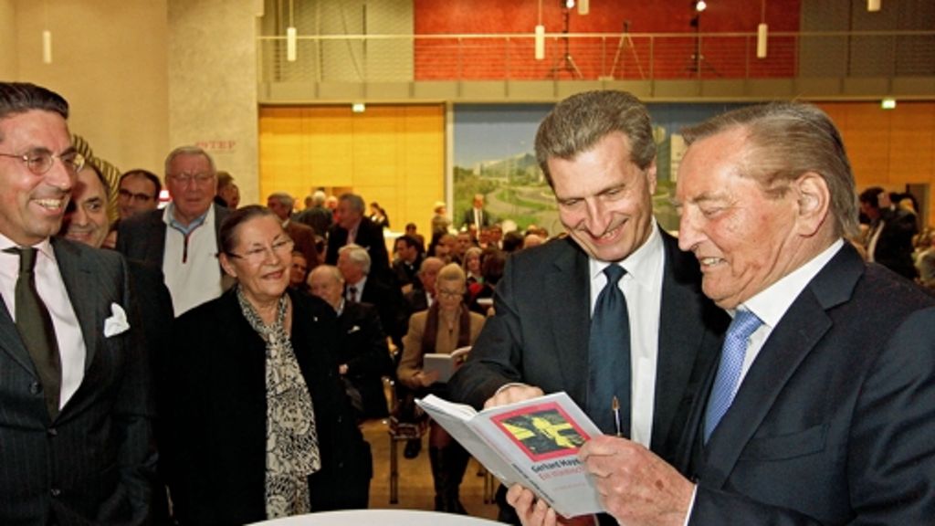  Der Konservative Gerhard Mayer-Vorfelder hat ein Erinnerungsbuch vorgelegt. Sein Freund, der Ex-Ministerpräsident Günther Oettinger hat es vor 300 Gästen präsentiert. 