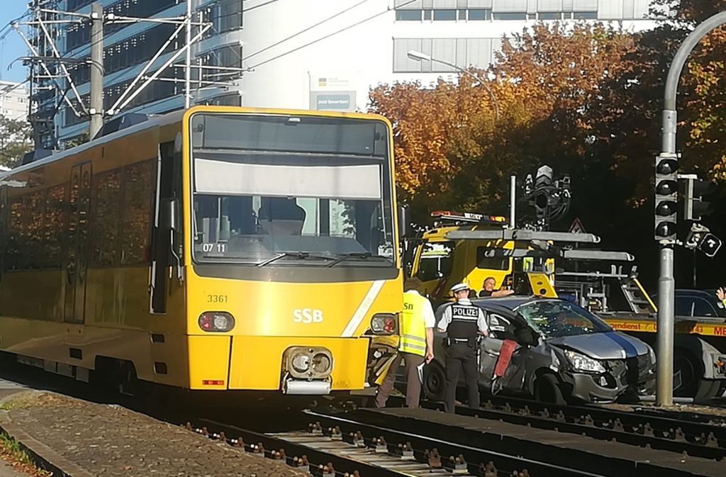 In Stuttgart-Freiberg stießen am Samstag ein Auto mit einer Stadbahn zusammen.