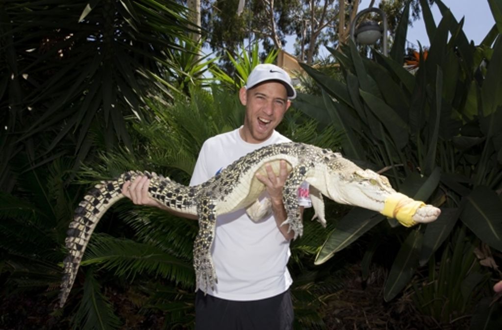 Dudi Sela (Israel) mit einem Krokodil.