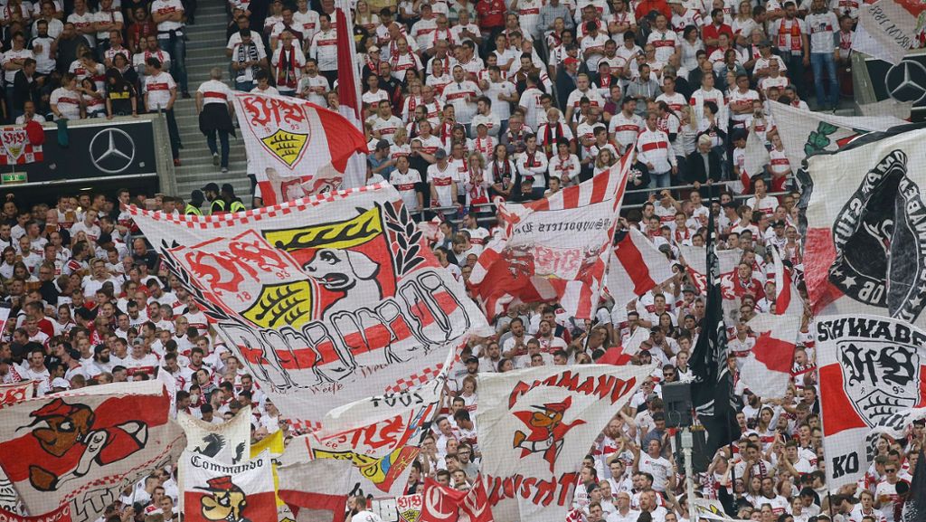RB Leipzig gegen VfB Stuttgart: VfB-Fans zeigen großes Anti-Leipzig-Banner