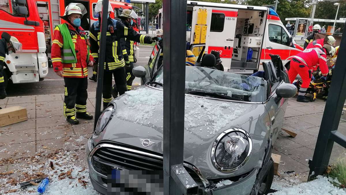 Unfall in Stuttgart-Zuffenhausen: Autofahrerin kracht in Bushaltestelle – Mädchen verletzt