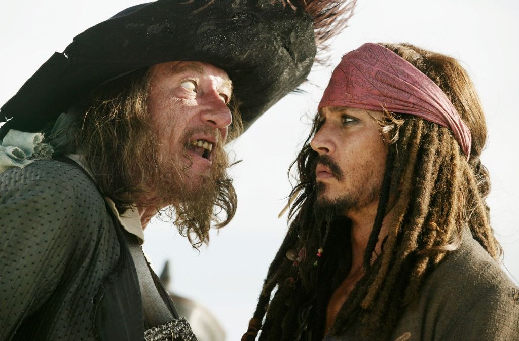 So geht’s: Captain Barbossa (Geoffrey Rush, links) zeigt Captain Jack Sparrow (Johnny Depp), wie ein Pirat richtig schwätzt (Szene aus „Fluch der Karibik – Am Ende der Welt“, 2007).
