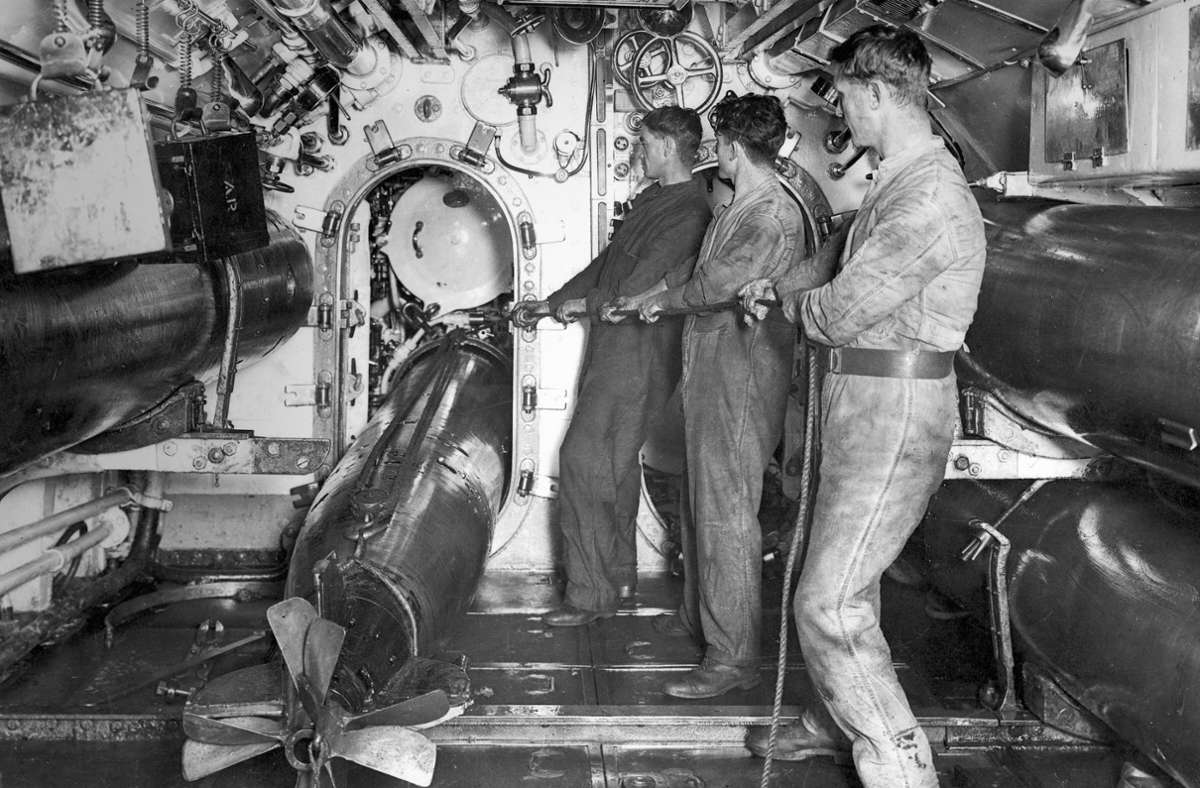 Ladevorgang an Bord eines englischen U-Boots 1939