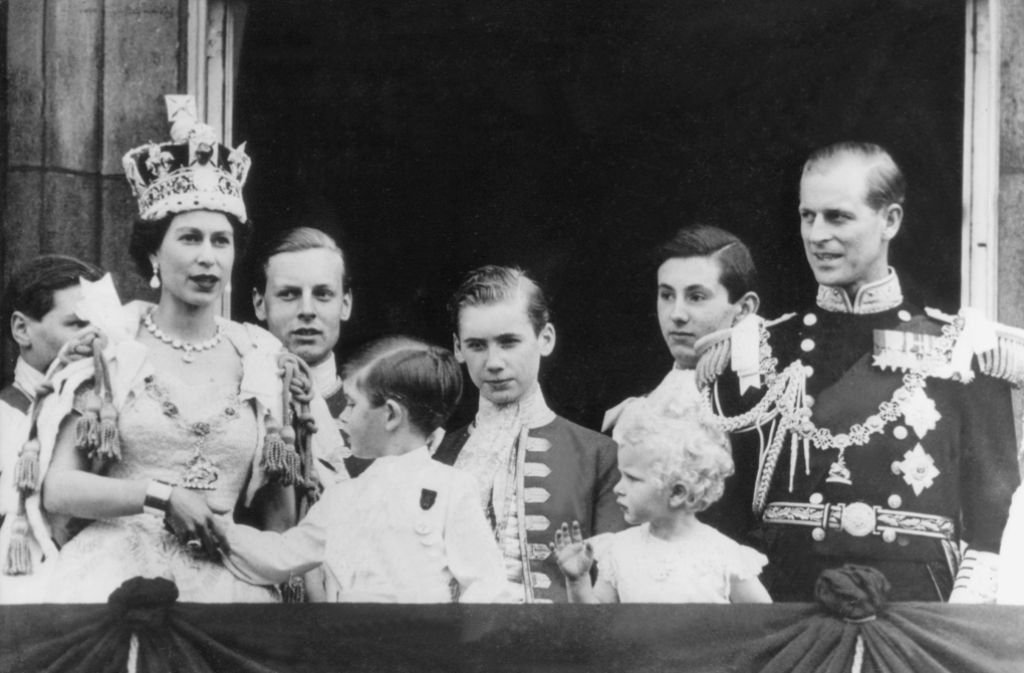 6. Februar 1952: König George VI. stirbt. Elizabeth wird zur Königin proklamiert. Am 2. Juni 1953 wird Elizabeth in der Westminster-Abtei gekrönt. Dieses Bild zeigt die königliche Familie auf dem Balkon des Buckingham Palastes kurz nach der Krönungszeremonie.