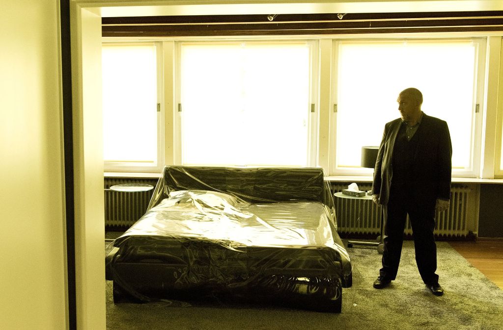 Kommissar Freddy Schenk (Dietmar Bär) im Schlafzimmer des Todesopfers: Das Bett ist mit Folie bedeckt.