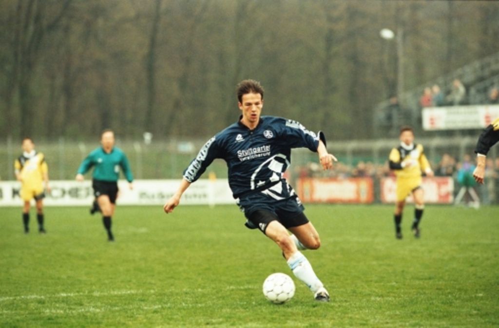 Nach einigen Jahren in der Jugend des VfB Stuttgart wechselte er mit 15 zu den Stuttgarter Kickers. Dort spielte er auch von 1992 bis 1994.