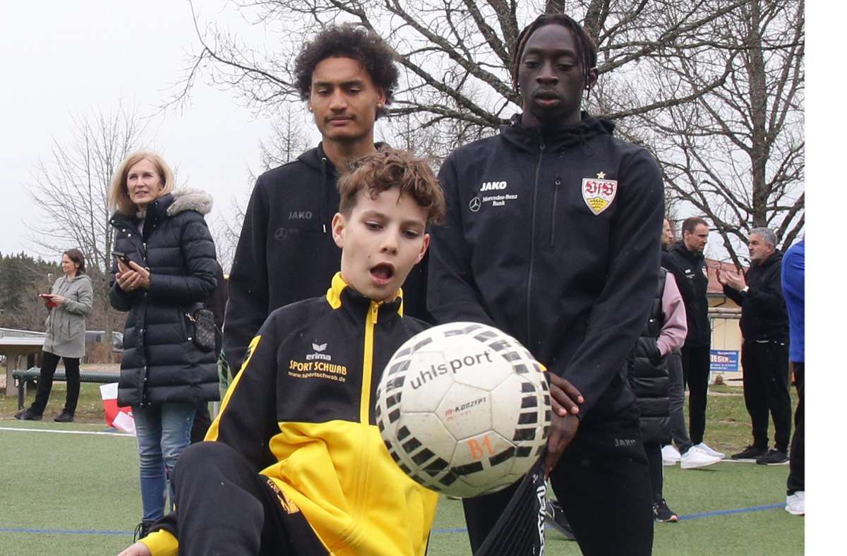 Den Ball fest im Blick: Elia mit Enzo Millot und Tanguy Coulibaly.