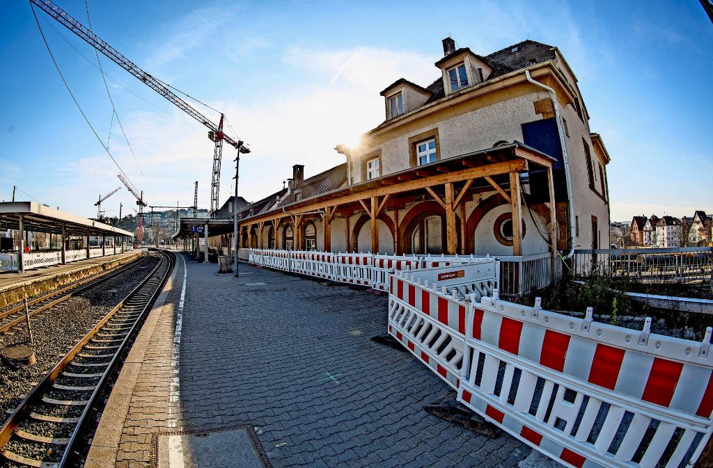 Der Bahnhof Feuerbach: Vier Jahre nach dem Unfall sind die Narben deutlich zu erkennen. Foto: Lichtgut/Leif Piechowski