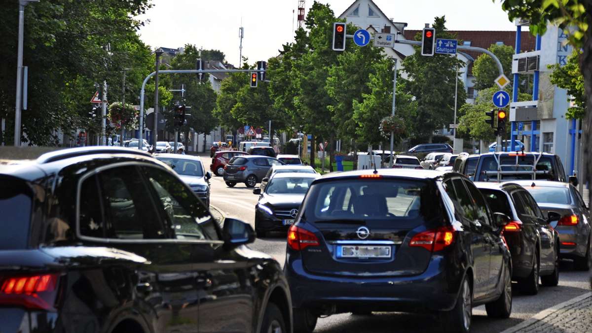  Die „intelligente“ Ampel am Wernauer Stachus sorgt immer noch für Probleme. Nach einer neuen Programmierung soll der Verkehr aber bald besser fließen. 