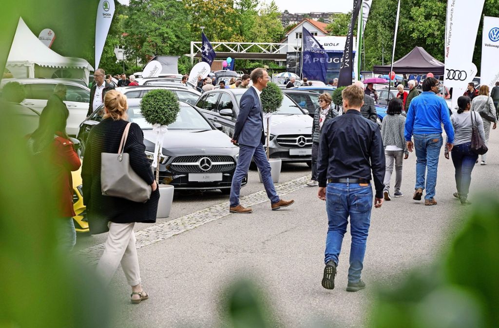 Die 44. Leonberger Autoschau in der Steinstraße lockt am Wochenende viele interessierte Kunden an.