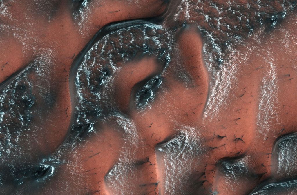 Diese Aufnahme des NASA Mars Reconnaissance Orbiter von Mai 2017 zeigt Schnee- und Eisverwehungen auf der Oberfläche des Mars.