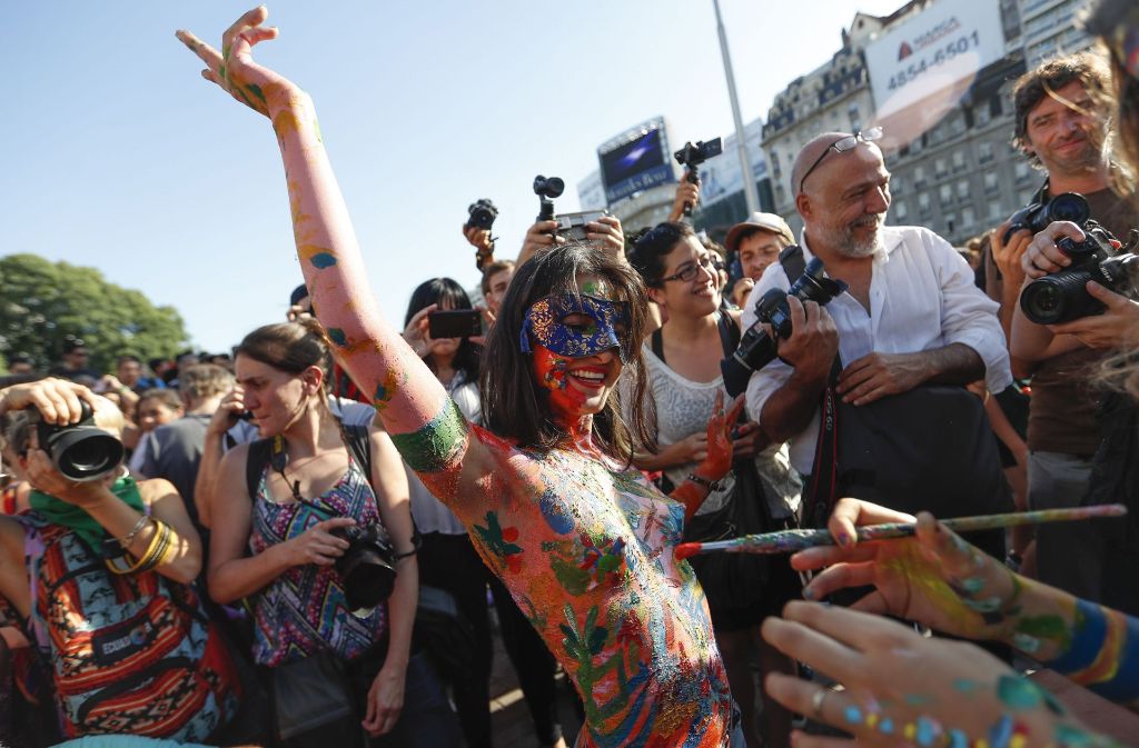Frauen haben in Argentinien gegen ein Oben-ohne-Verbot in der Öffentlichkeit demonstriert – zum Teil mit nackten Oberkörpern.