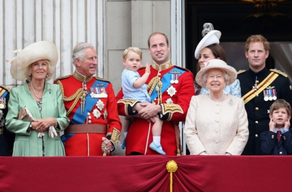 Camilla und Prinz Charles, der kleine Prinz George auf dem Arm seines Vaters, Prinz William, Herzogin Kate, Queen Elizabeth II. und Prinz Harry auf dem Balkon des Buckingham Palasts (von links).