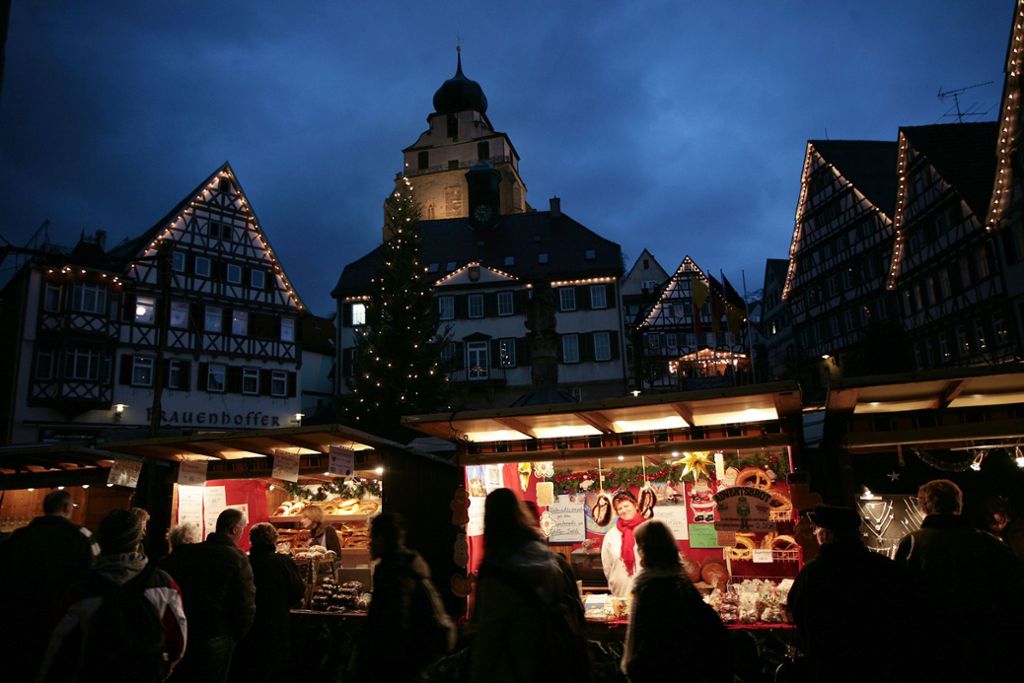 Mehr als 50 Stände warten vom 7. bis 9. Dezember auf die Besucher des Herrenberger Weihnachtsmarkts. Auf dem Marktplatz kann man dabei auch den einen oder anderen Glühwein genießen, am Samstag und Sonntag bringt der Nikolaus den Kindern Geschenke.