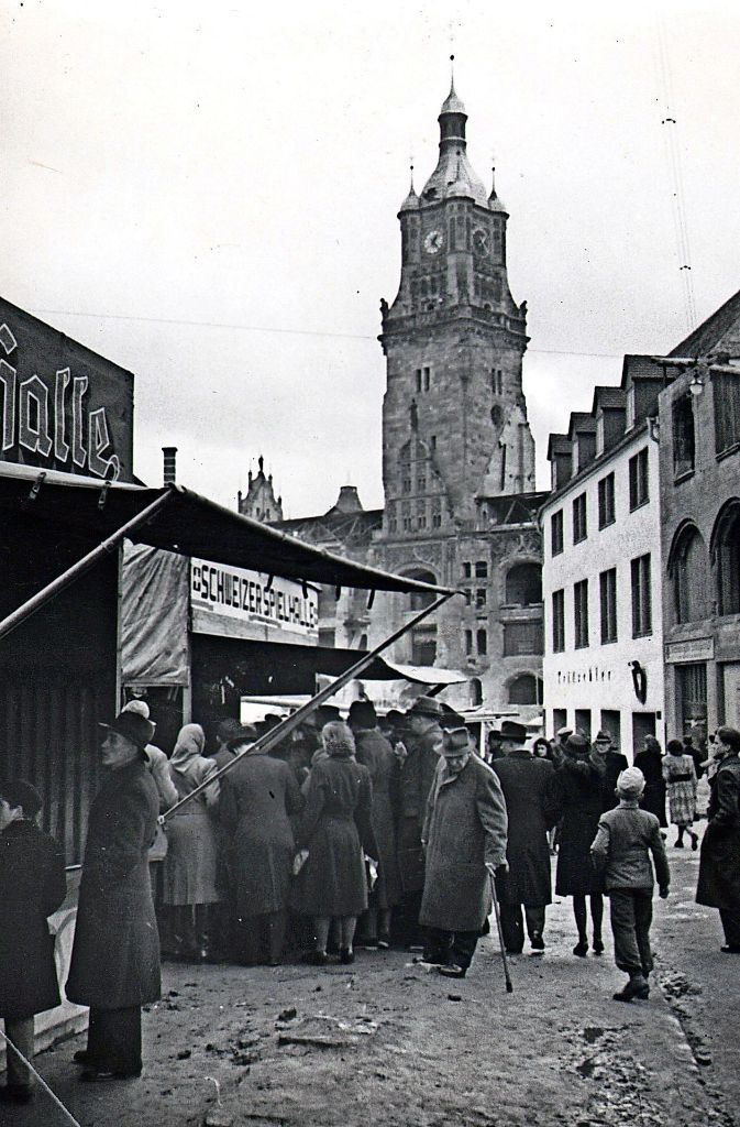 1945 herrschte auf dem Weihnachtsmarkt großes Gedränge vor der „Schweizer Spielhalle“.