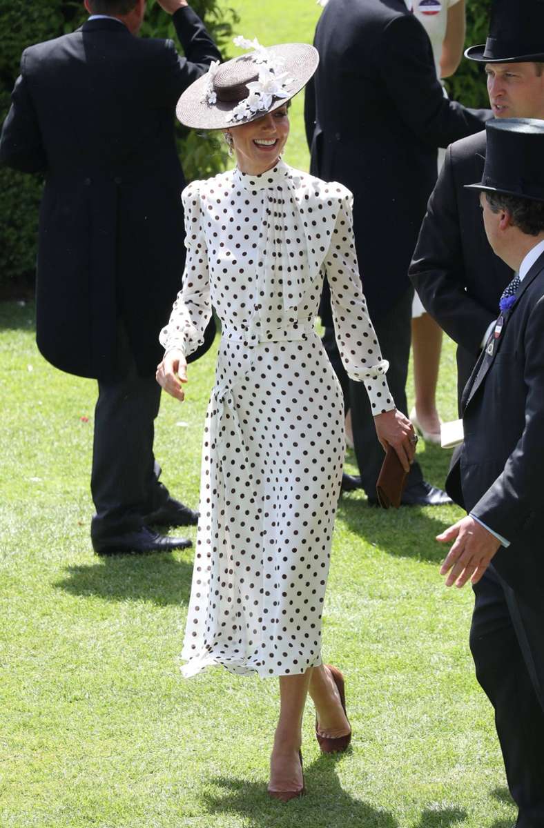 August: „Pretty Woman“ mit Julia Roberts lässt grüßen – Kate bezaubert in Ascot mit einem Pünktchen-Kleid von Alessandra Rich.