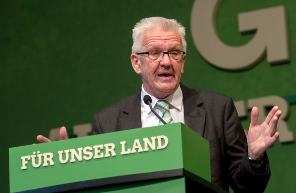 Ministerpräsident Winfried Kretschmann spricht beim Landesparteitag der Grünen in Leinfelden-Echterdingen. In der Bildergalerie dokumentieren wir seinen beruflichen Werdegang.