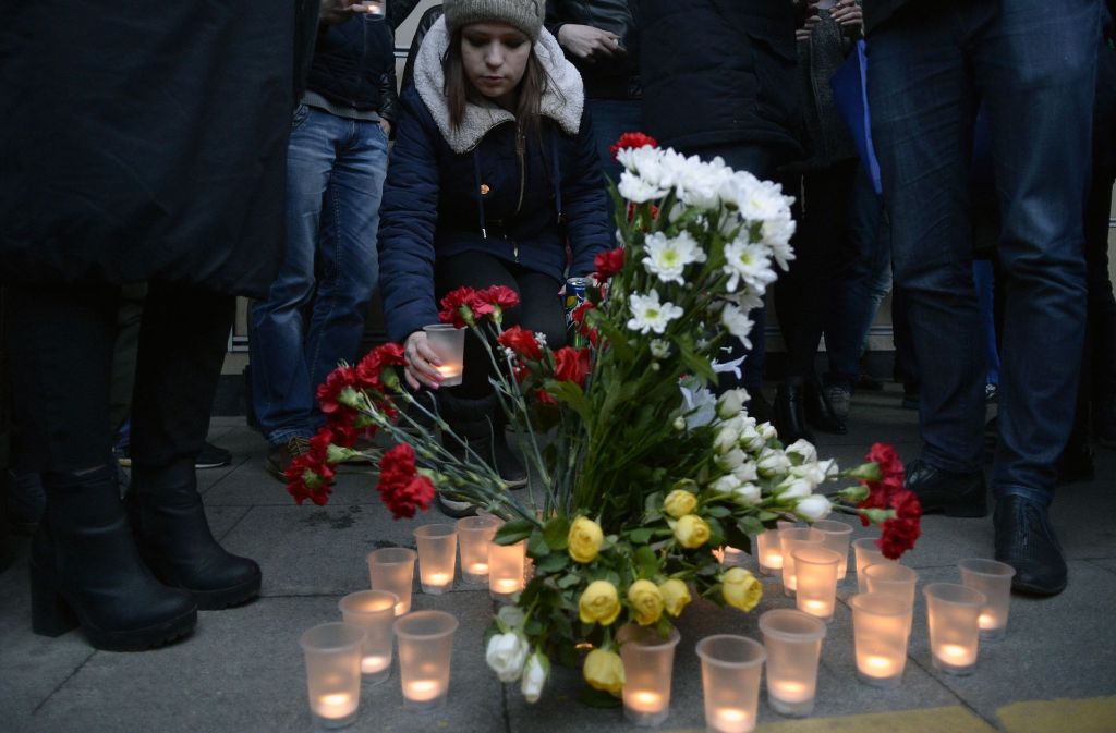 Menschen in St. Petersburg trauern um die Opfer des Anschlags.