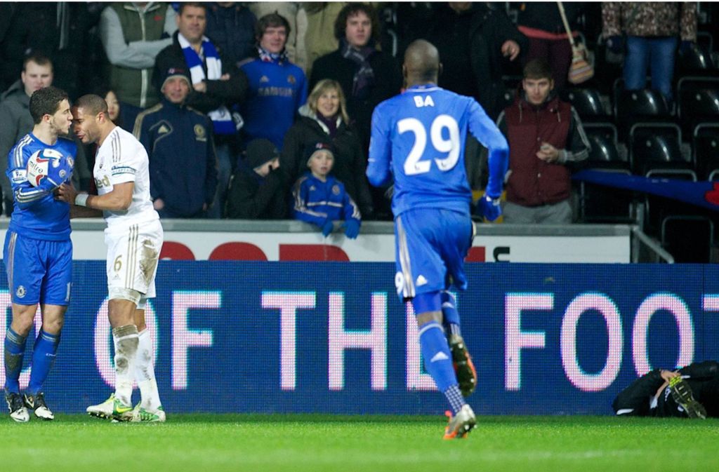 In der englischen Ligapokal-Partie zwischen Swansea City und dem FC Chelsea am 24. Januar 2013 rastet Eden Hazard (ganz li.) aus. Chelsea hat es eilig, doch der 17 Jahre alte Balljunge (re. am Boden) rückt die Kugel nicht so schnell raus – im Gerangel tritt Hazard gegen den Ball auf dem der Junge liegt, und trifft wohl auch dessen Bauch.