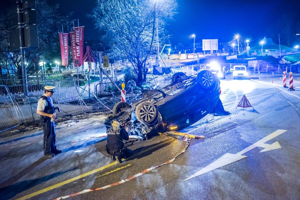 Bei einem Unfall auf der König-Karls-Brücke in Stuttgart-Bad Cannstatt ist in der Nacht zum Samstag Sachschaden in Höhe von rund 52.000 Euro entstanden.