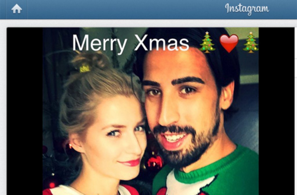Lena Gercke und Sami Khedira: Das Model und der Fußballer posierten an Heiligabend in passenden grün-roten Pullis und stellten das Bild bei Instagram online. Hier gehts zum Instagram-Post.