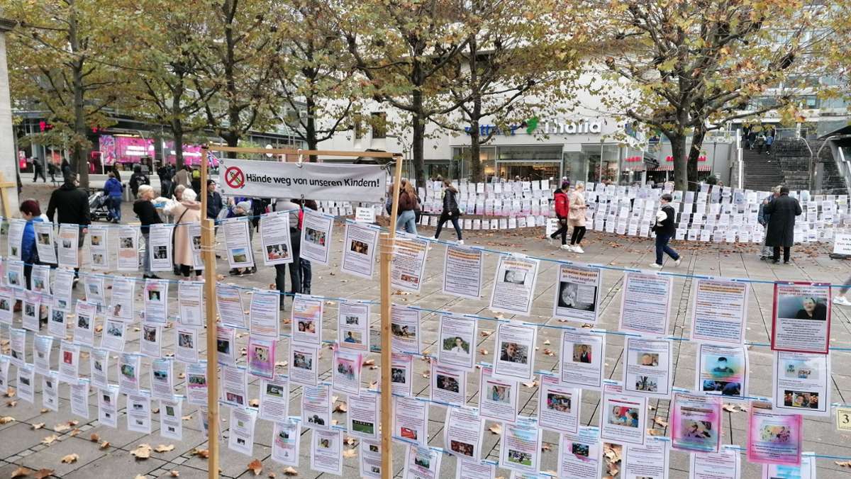 Aktion auf dem Stuttgarter Schlossplatz: Verschwörungstheoretiker wettert gegen Corona-Impfung