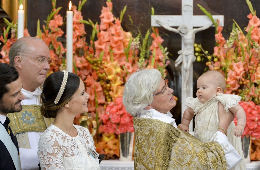Prinz Alexander, der mit vollem Namen Alexander Erik Hubertus Bertil heißt, wurde am 19. April geboren und ist das erste gemeinsame Kind von Prinz Carl Philip und seiner Frau Sofia. Die beiden haben im Juni vergangenen Jahres geheiratet.