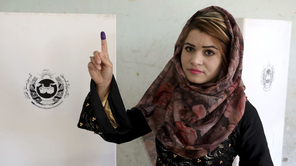 Afghanen wählen Präsidenten: Taliban-Angriffe überschatten Wahl in Afghanistan