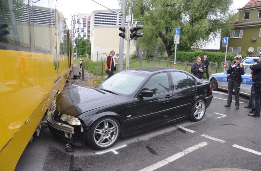 Bei einem Unfall mit einer Stadtbahn ist am Montag in Stuttgart-Möhringen ein Sachschaden in Höhe von rund 30.000 Euro entstanden.
