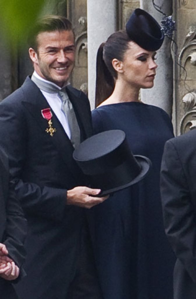 Dass die Beckhams zur "crème de la crème" Großbritanniens gehören, beweist eine Einladung vom Königshof: David und Victoria nehmen 2011 an der Trauung von Prinz William und Kate Middleton teil.