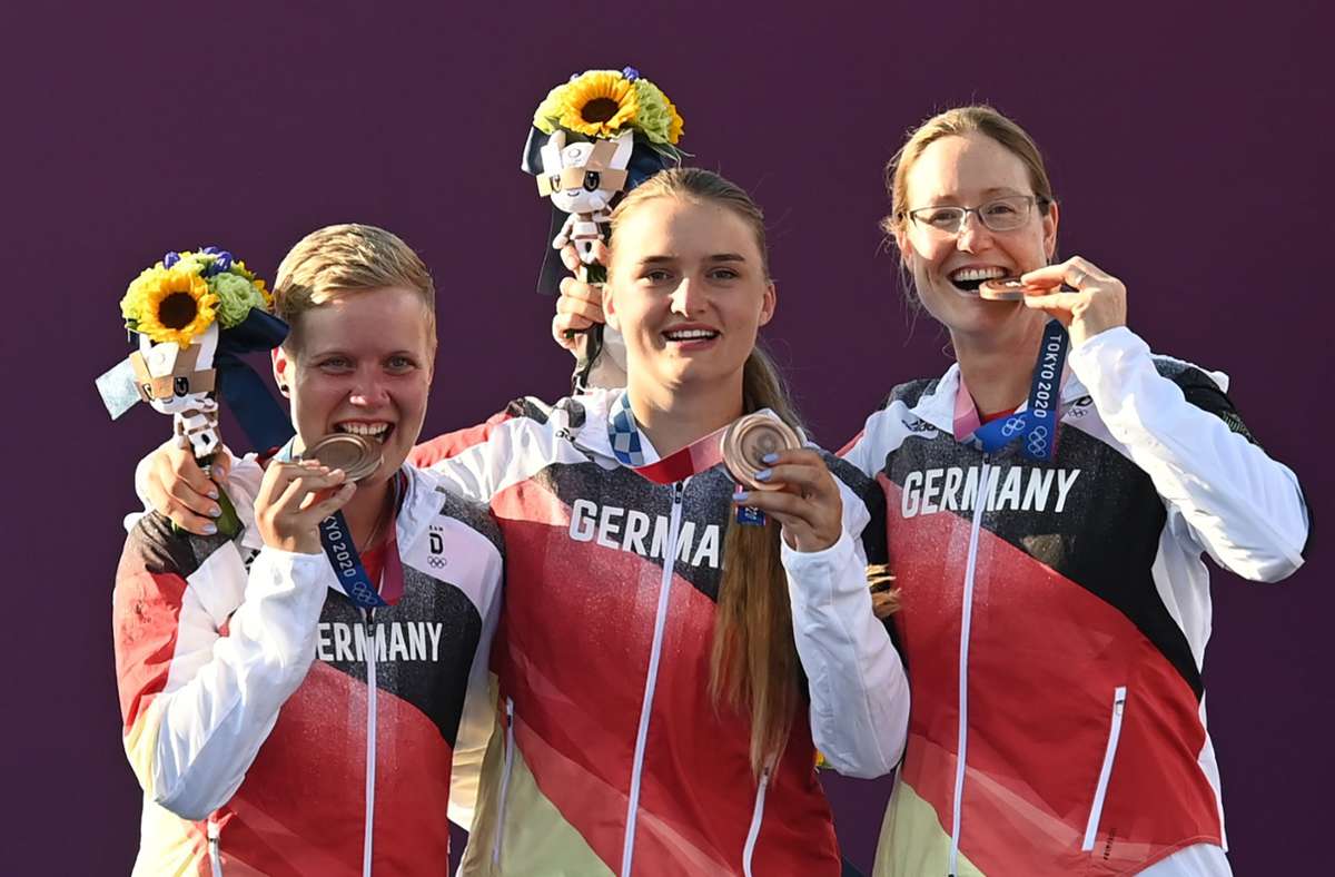 Michelle Kroppen, Charline Schwarz, Lisa Unruh (v.l.n.r.), Bronze im Team-Wettbewerb im Bogenschießen