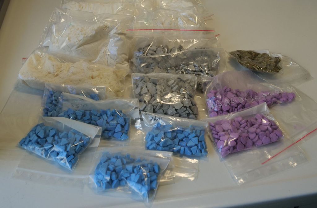 Die Polizei beschlagnahmte jede Menge Drogen. Foto: Facebook Polizei Stuttgart
