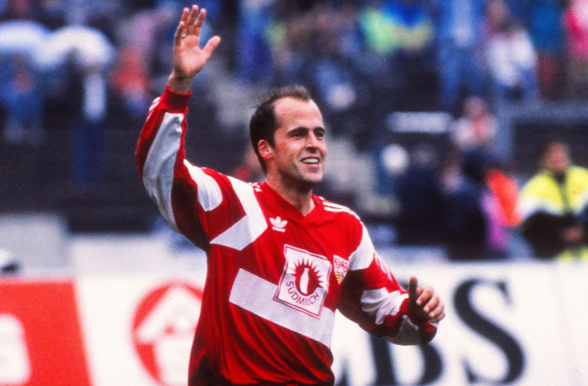 Von 1989 bis 1994 sicherte er die Verteidigung auf der linken Seite der Stuttgarter: Michael Frontzeck. Der gebürtige Mönchengladbacher ist als Trainer tätig.
