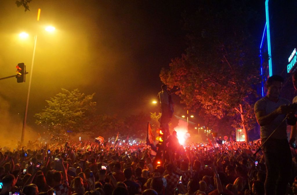7000 kroatische Fußballfans feierten eine riesige Party in der Stuttgarter Innenstadt.