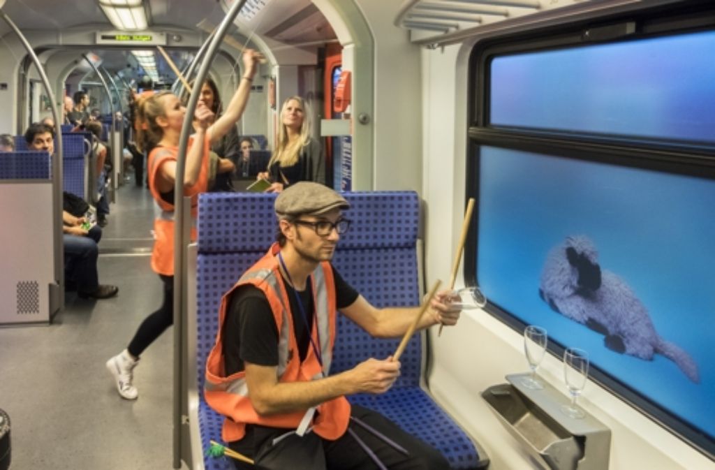 Bei der Vernissage der mobilen Galerie in der S-Bahn gibt es zu den Schäfchen im Blau auch noch Percussion – mit allem, was tönt. Weitere Bilder von der Vernissage sehen Sie in der Fotostrecke.