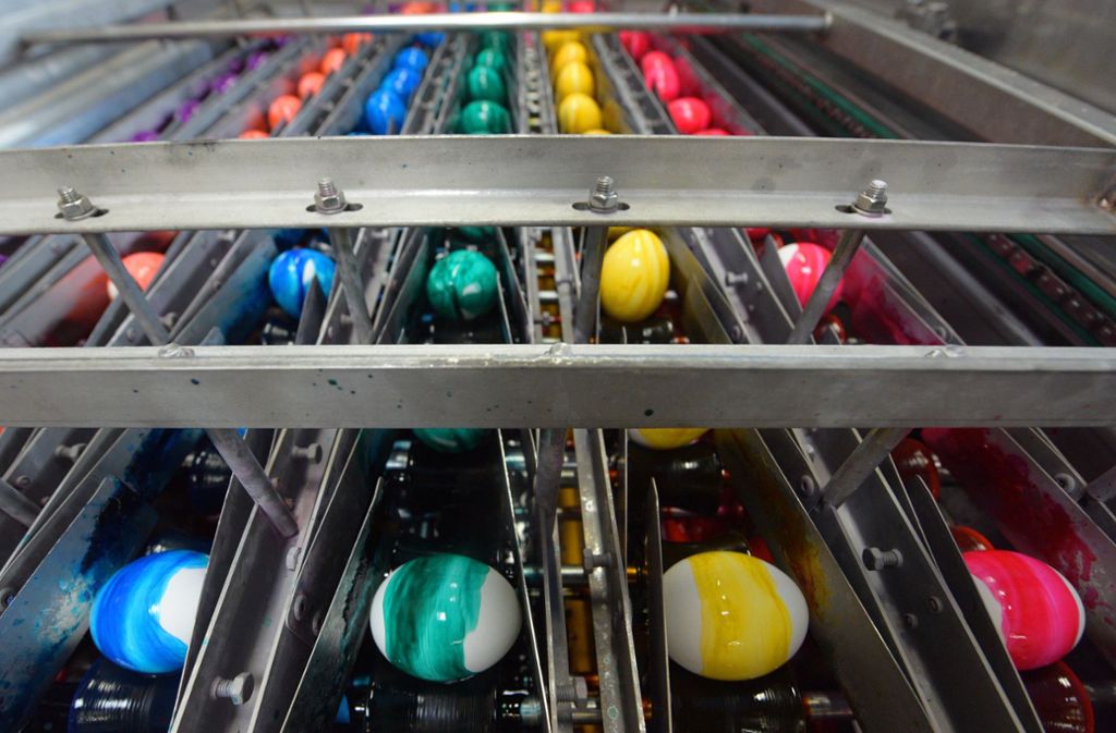 Natürlich können Sie mangels Zeit oder Lust auch einfach bereits gefärbte Eier im Supermarkt kaufen. Die Verbraucherzentrale rät allerdings zur Vorsicht, ...