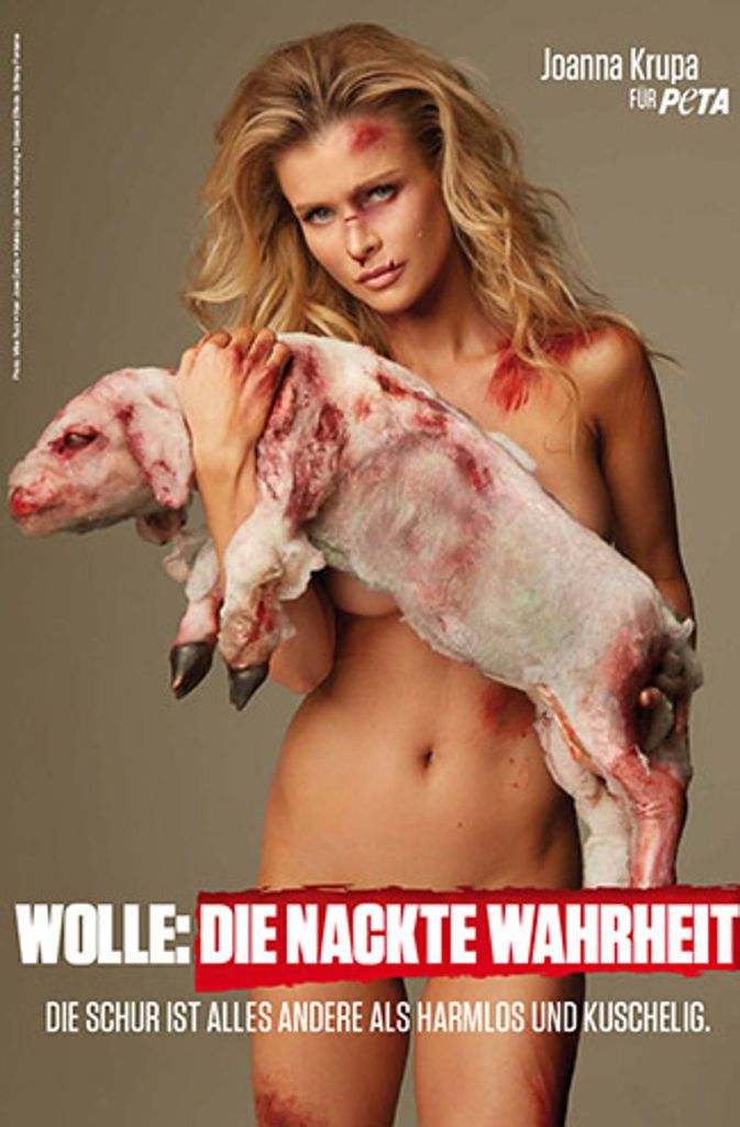 Mit diesem drastischen Foto macht die US-Schauspielerin Joanna Krupa auf die Missstände bei der Schafwollproduktion aufmerksam.
