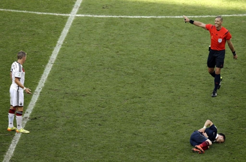 Kann auch mal zupacken: Schweinsteiger sah im Spiel gegen Frankreich Gelb.