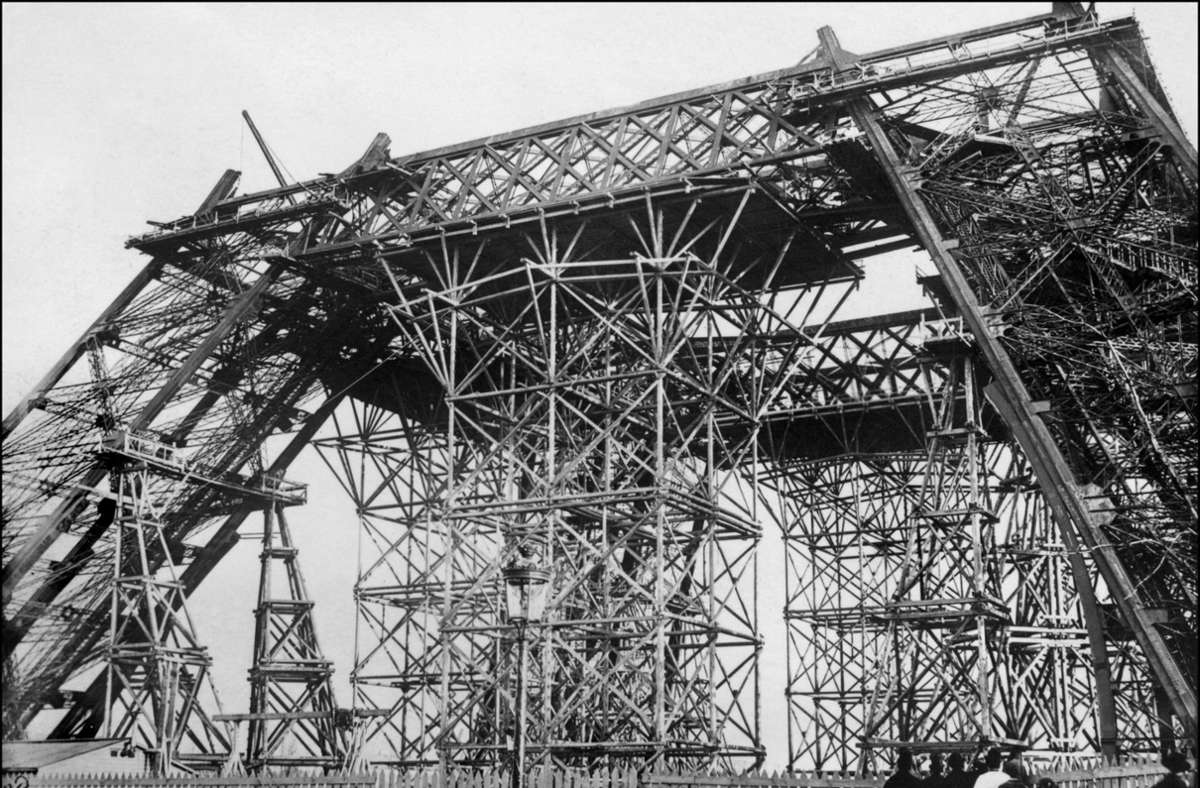 1888: Das Fundament ist fertig, die Pfeiler stehen.