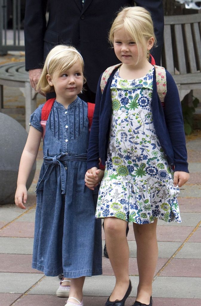 Juni 2009: Ich weiß, wie der Hase läuft! Vertrauensvoll nimmt Prinzessin Alexia (links) ihre große Schwester Amalia an die Hand.