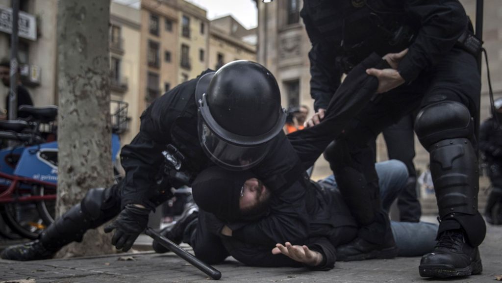 Barcelona: Gewalttätige Proteste gegen spanische Zentralregierung – über 60 Verletzte