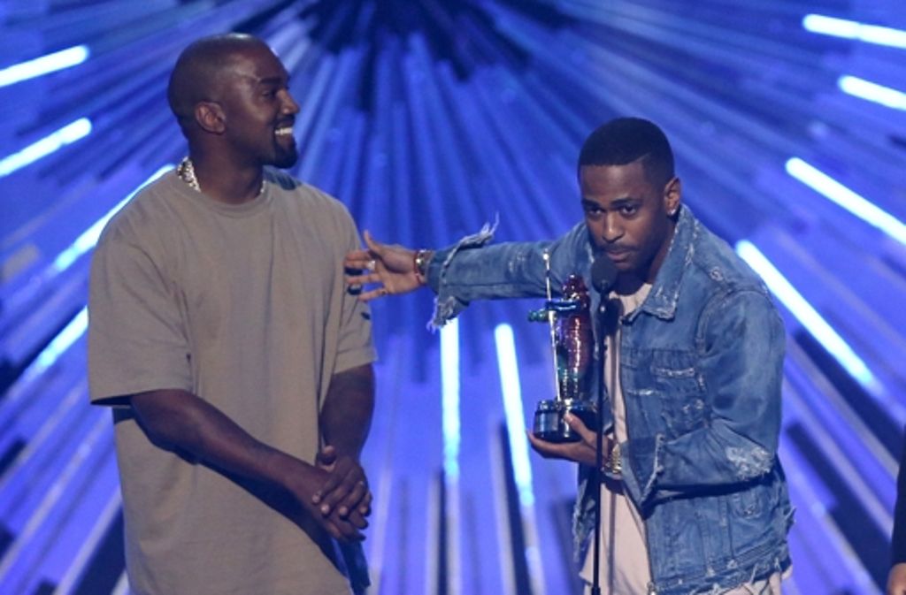 Kanye West (links) und sein Kollege Big Sean akzeptierten den Preis für ihr Musikvideo zum Song „One Man Can Change The World“ .